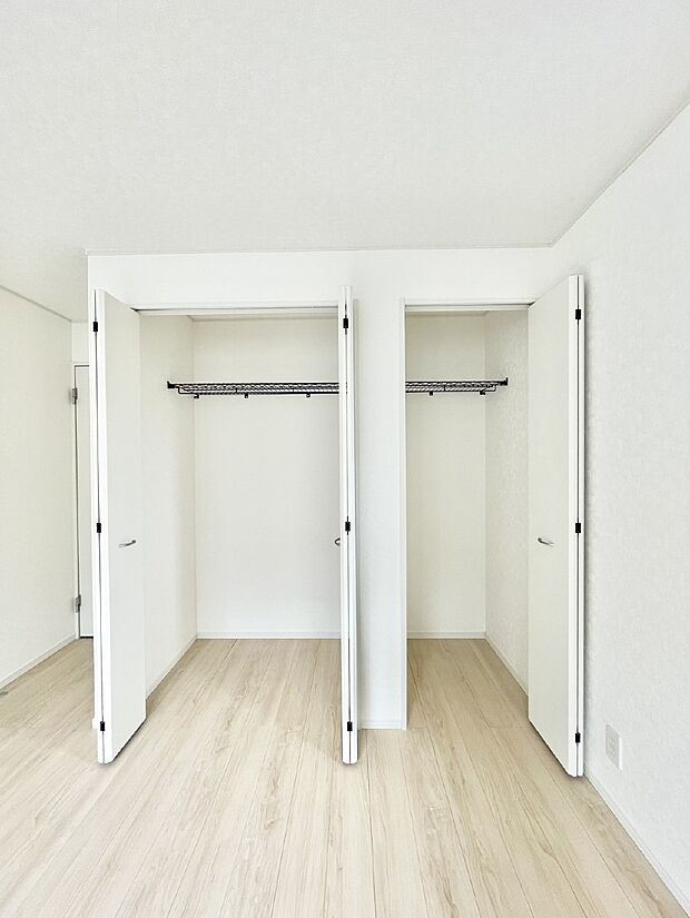 洋室のクローゼット。奥行きがあるので厚手の衣類もすっきり収まります。