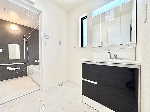 清潔感のある快適空間です。毎日の身支度も気持ち良くお使い頂けます。