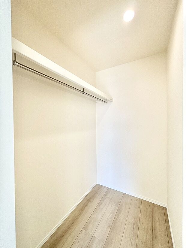 ウォークインクローゼット付きで生活空間を広く利用できます。