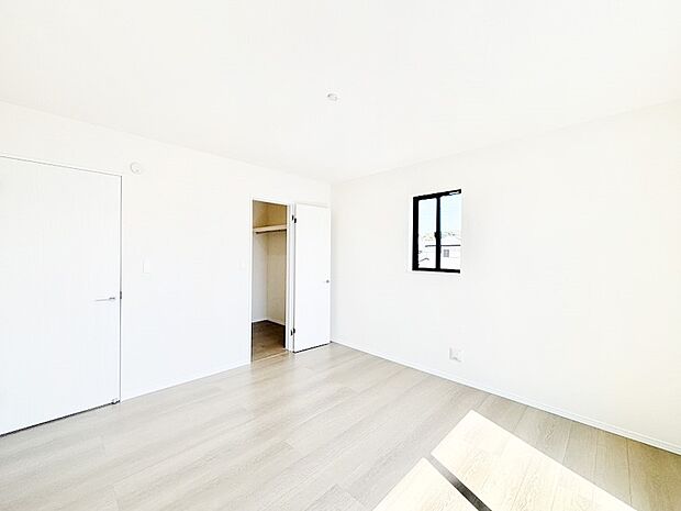 プライベート時間充実！大容量の収納力が嬉しいWIC付きのお部屋です。