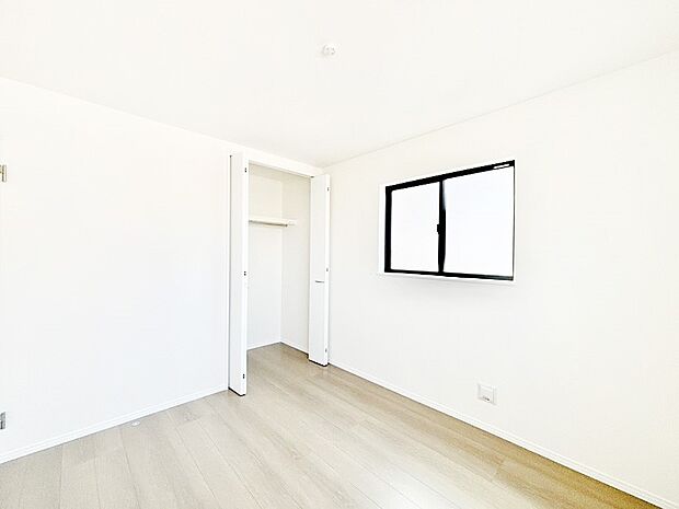 お子さまのお部屋としても！衣類の整理整頓に便利なクローゼット付きの洋室。