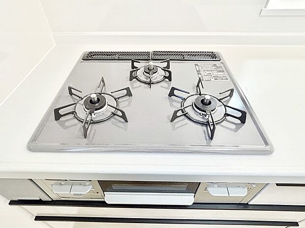 ガスコンロはＳｉセンサー搭載。火力調節や焦げ付き・消し忘れも防いでくれます。