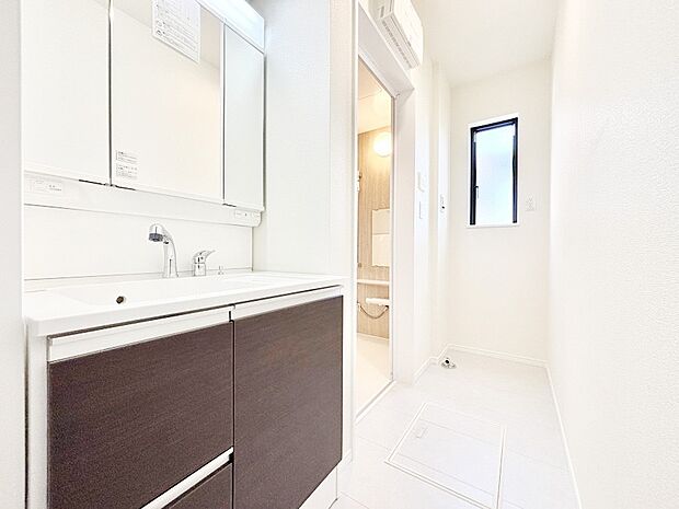 1日の始まりも心地よく！柔らかな朝の光を感じられる窓がついた洗面室