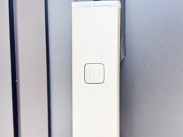 ボタンを押してかざすだけ!玄関ドアは電子キー仕様です。