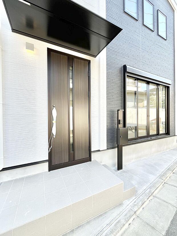 大切な家族、来客を出迎える玄関。