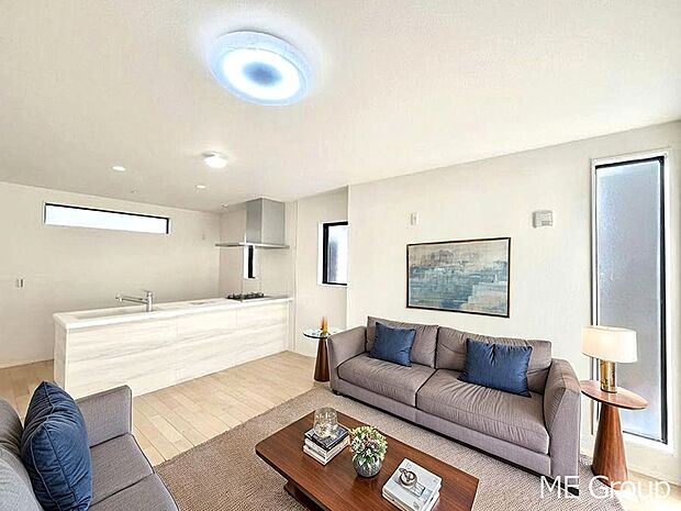 ご家族の賑やかな話し声で包まれる明るいリビング  ※家具はCGです