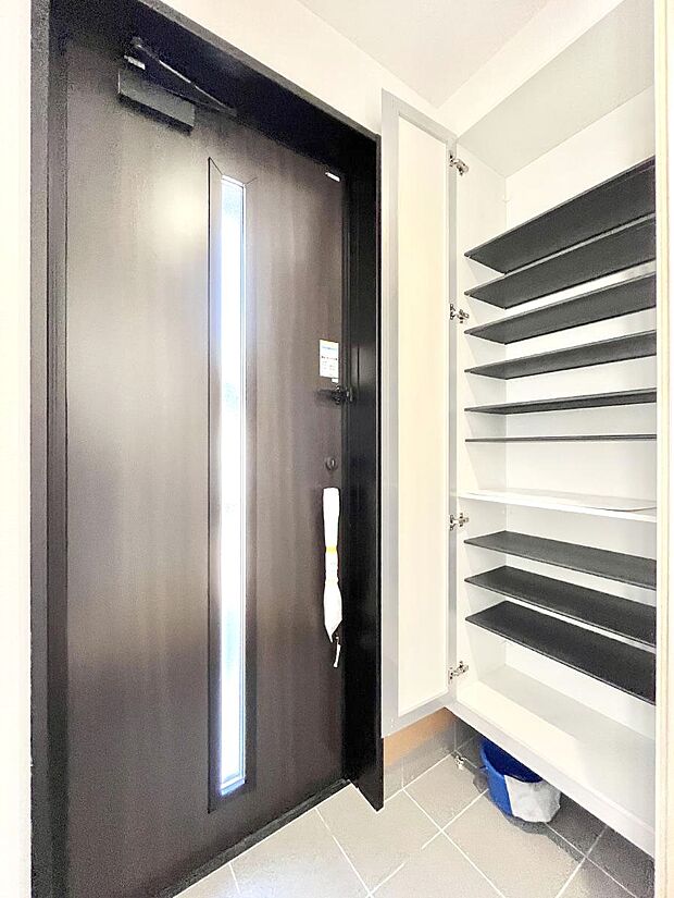 たっぷり収納できるシューズボックスで家族全員の靴も、玄関すっきり。  