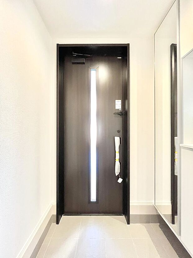 明るい玄関はお客様をお出迎えするのにぴったりです！ 