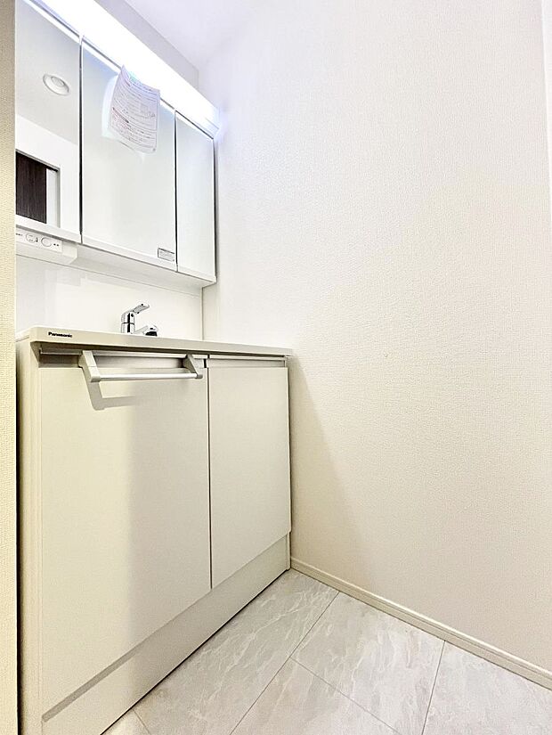 大きく見やすい三面鏡で清潔感ある洗面台は、身だしなみチェックや肌のお手入れにおすすめです。