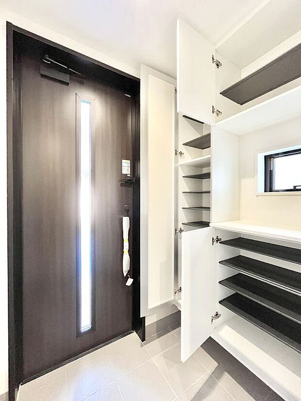 たっぷり収納できるシューズボックスで家族全員の靴も、玄関すっきり。