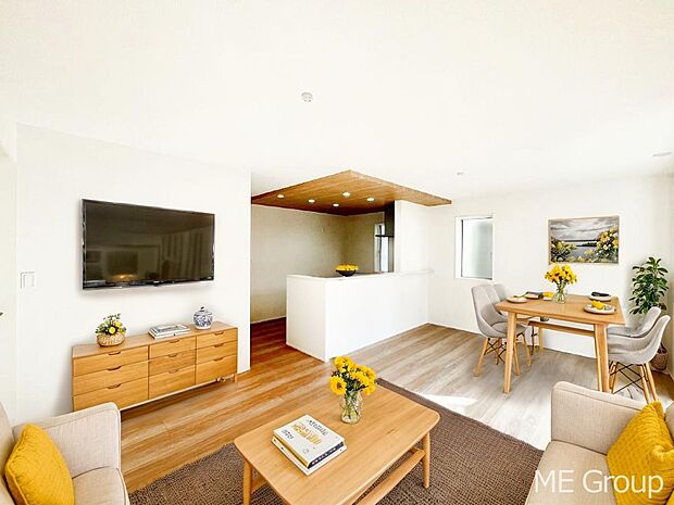 ご家族の賑やかな話し声で包まれる明るいリビング　※家具はCGです