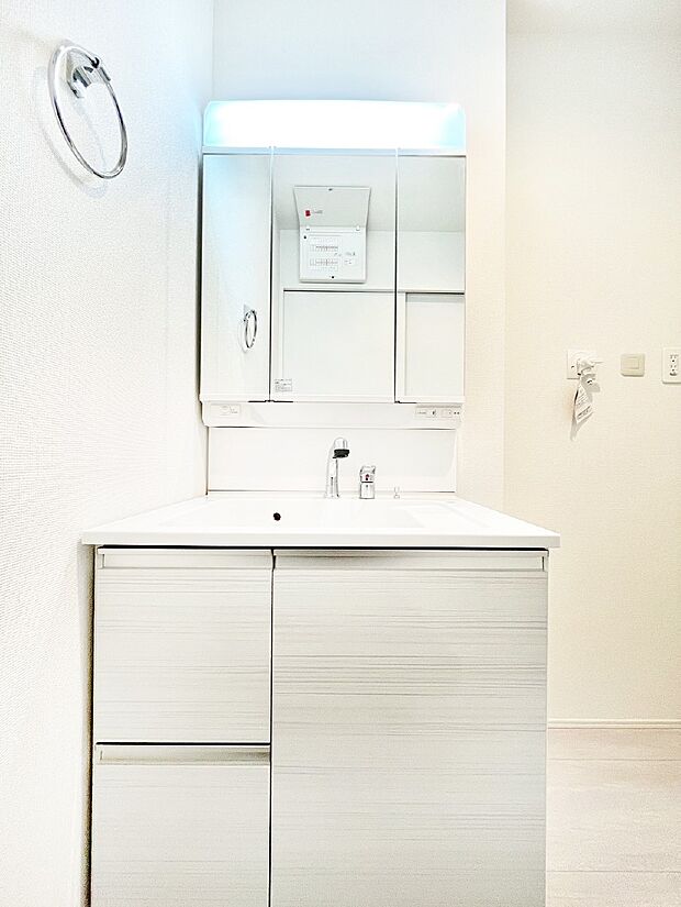 スタイリングに便利な三面鏡、ミラーキャビネットで細かい物スッキリ