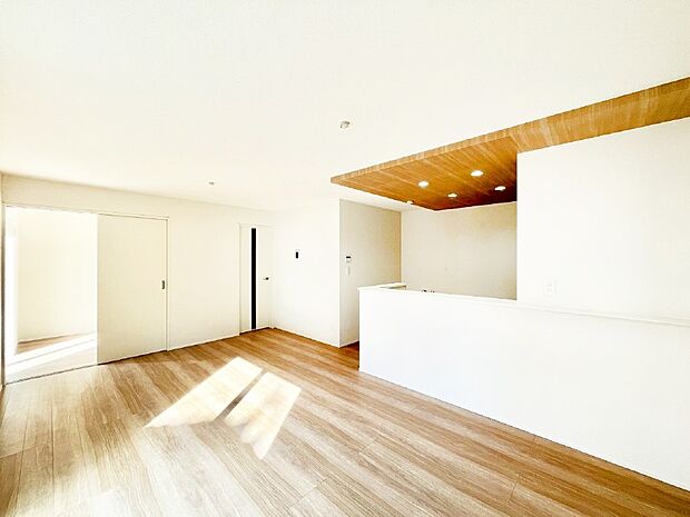 隣接の洋室を開放すればさらに広々空間に。