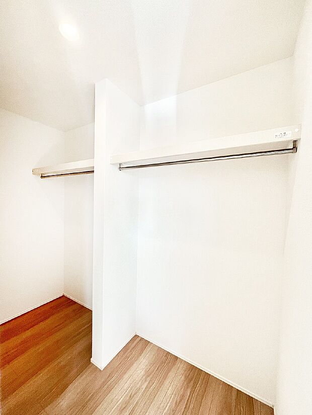 衣類をハンガーに掛けたまま収納できるWIC。衣類の整理整頓がしやすくて便利です!