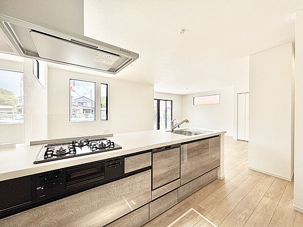 カウンター越しに楽しいおしゃべり。いつものお料理がもっと美味しくなりそうですね。 