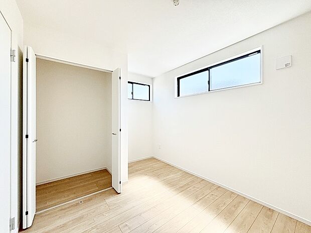 お子さまのお部屋としても！衣類の整理整頓に便利なクローゼット付きの洋室。