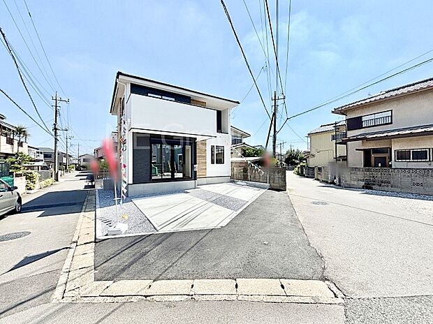 角地なので日当たりも良く、お家が堂々として見えます。