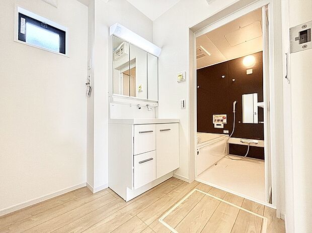 洗面所はゆとりのあるスペースで、身支度や入浴後のスキンケアも心に余裕をもってできそうです。