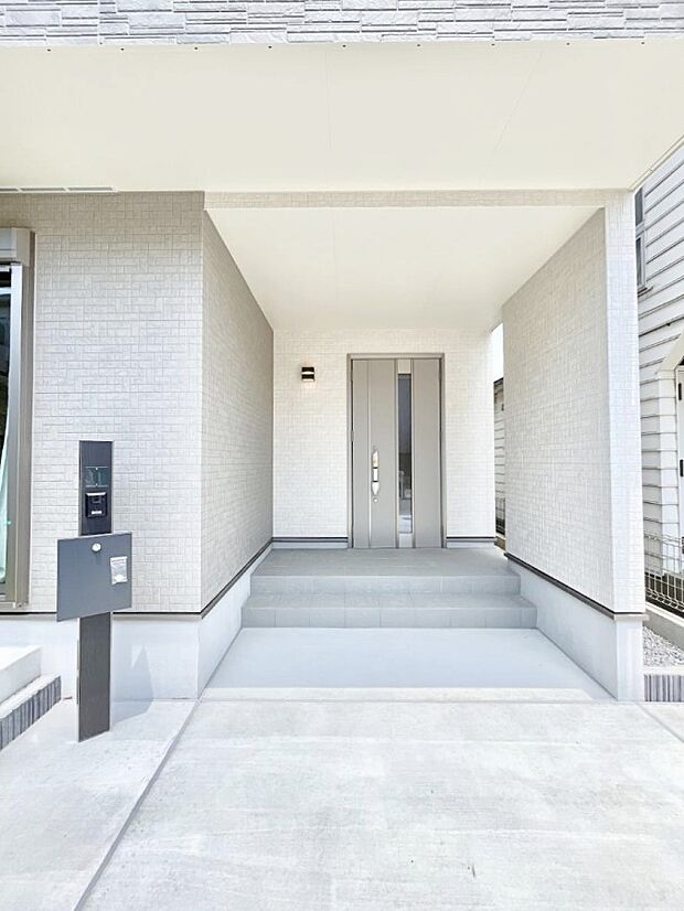 玄関前は雨が降っても濡れにくい屋根付き