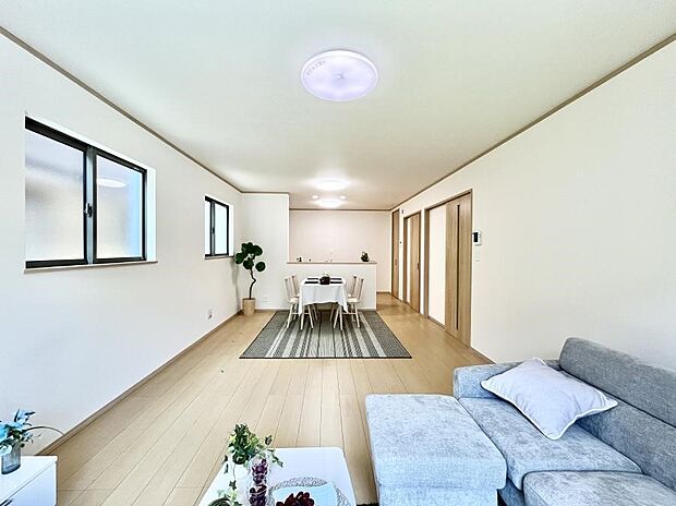 落ち着いた雰囲気のLDKは家族みんなの快適空間