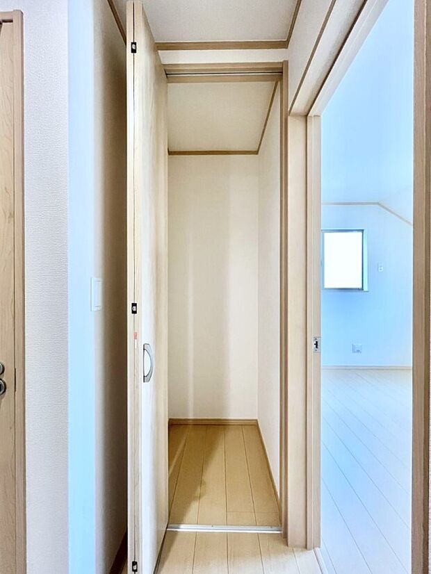 廊下収納。掃除道具や季節の小物を収納することができます。