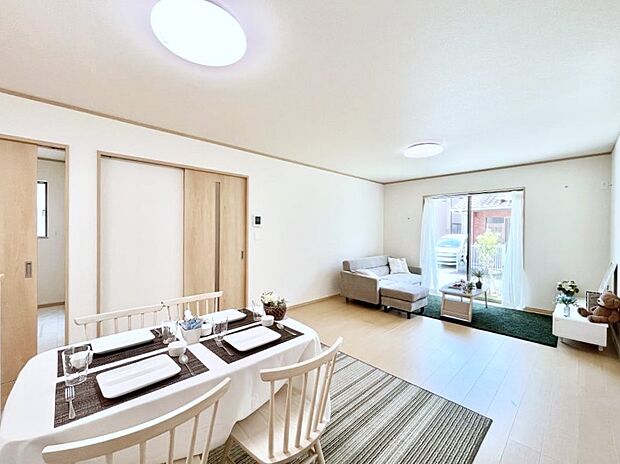 家族の笑顔が自然と生まれてくる、そんな雰囲気のダイニングに仕上がっています。