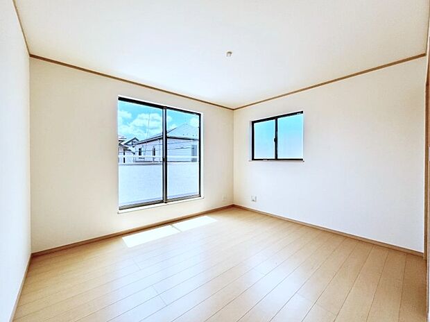 バルコニーが開放感をプラスしてくれる洋室