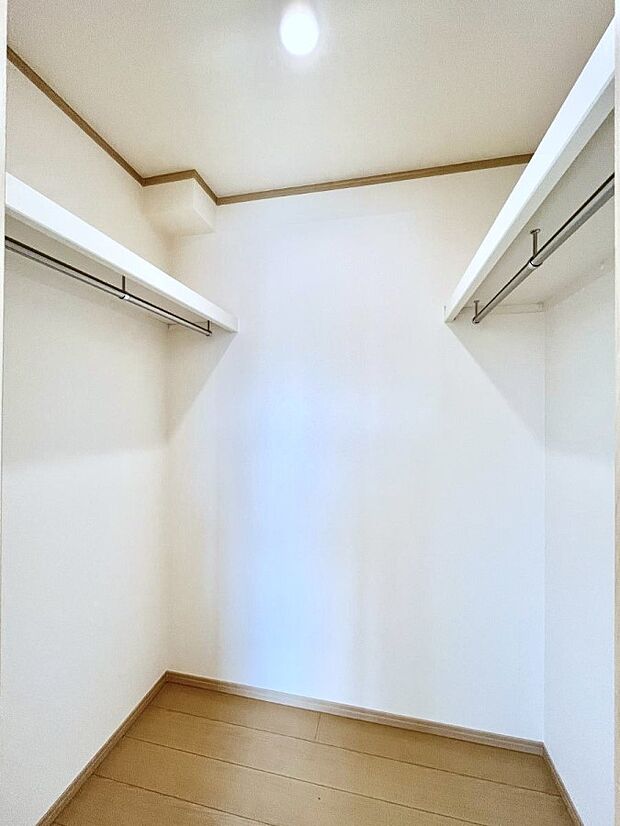 ウォークインクローゼット付きで生活空間を広く利用できます。