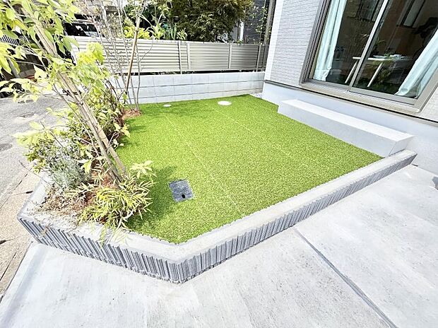 家族で楽しめる庭付きです。ガーデニングや物置を置いたり、お子様がいらっしゃるご家庭ではプールなど使い方はさまざまです。