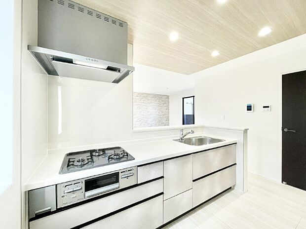 リビングで遊ぶお子様を見守りながらお料理ができる対面キッチン。