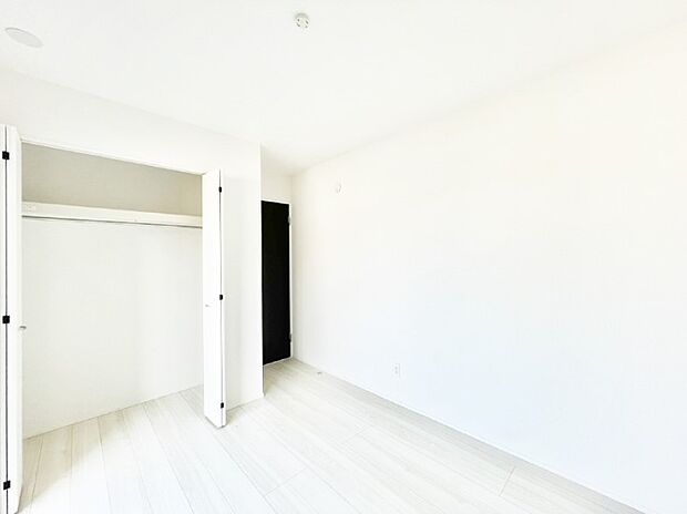 使いやすい形でベットや家具の置き方にも困ることもありません。