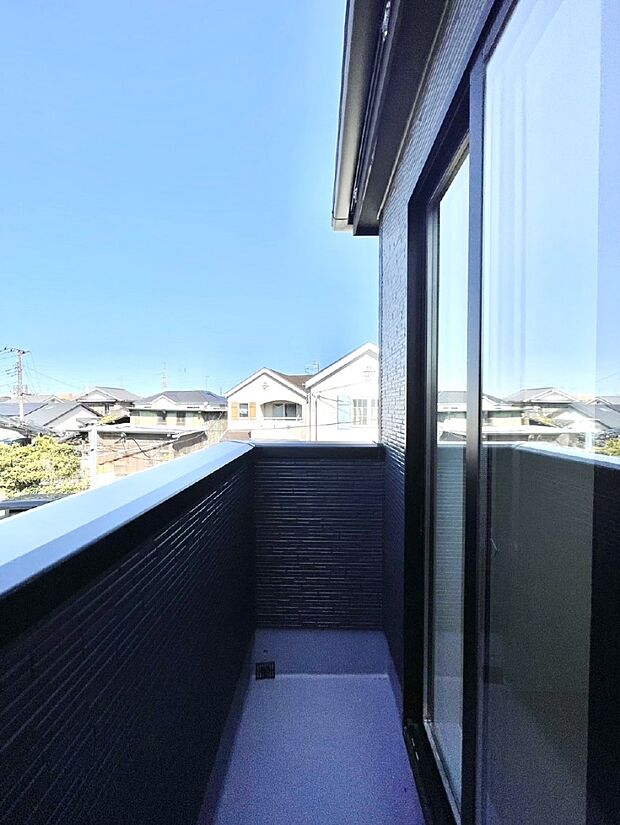 ゆったりバルコニーだから沢山お洗濯ものを干せます。