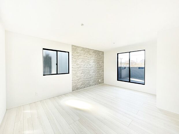 明るい陽光が注ぎ、寛ぎの雰囲気に満たされるダイニング。