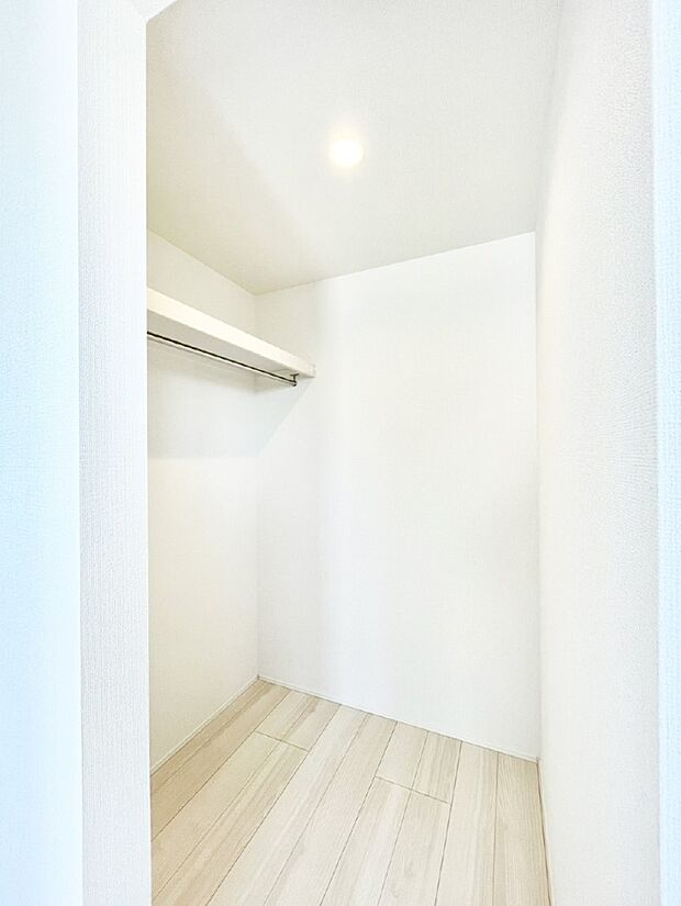 ウォークインクローゼット付きで生活空間を広く利用できます。