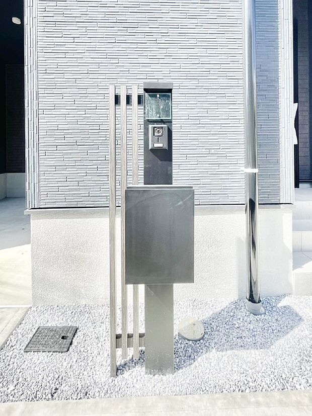 シンプルデザインのポスト。