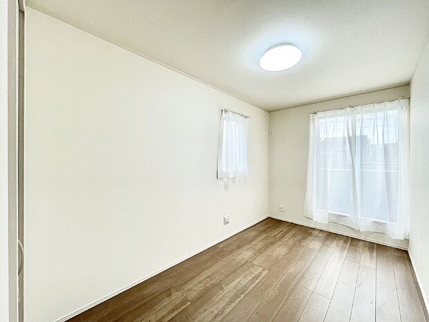 明るいバルコニーサイドに洋室を設置。目覚めの良い寝室に。