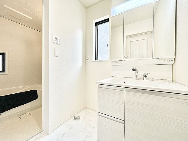 洗面所はゆとりのあるスペースで、身支度や入浴後のスキンケアも心に余裕をもってできそうです。