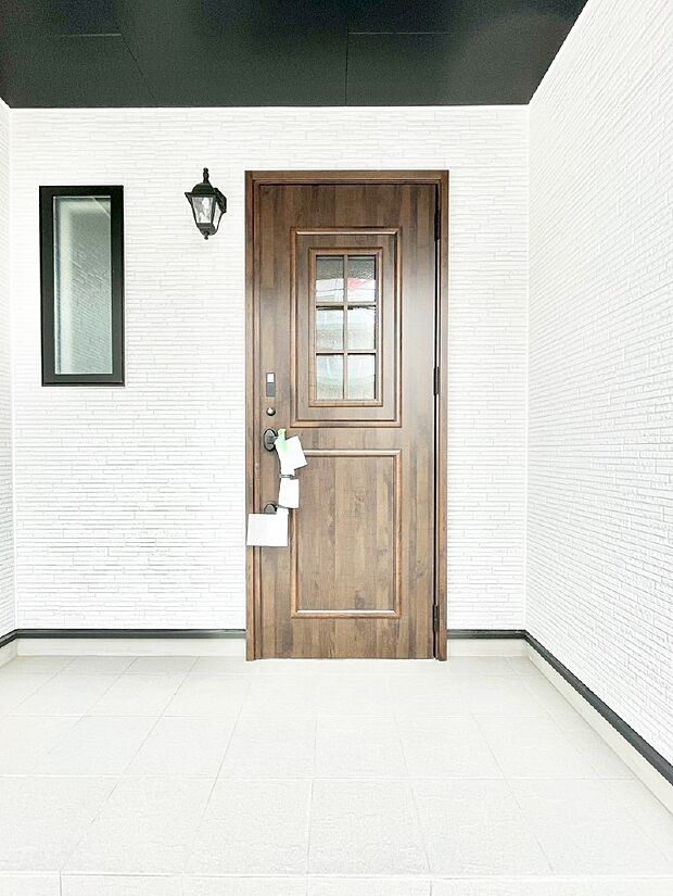 大切な家族、来客を出迎える玄関。