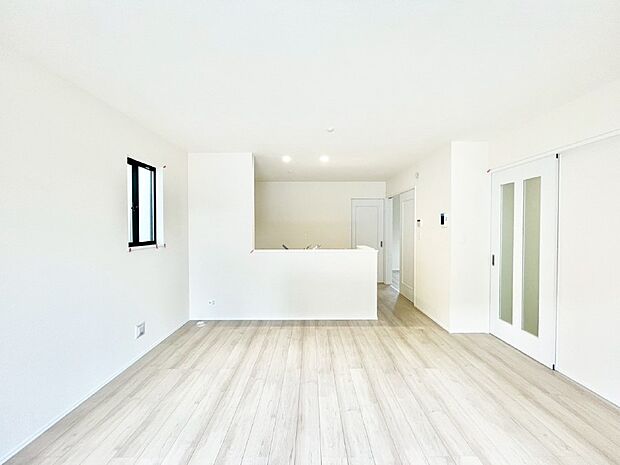 明るい陽光が注ぎ、寛ぎの雰囲気に満たされるリビング・ダイニング。