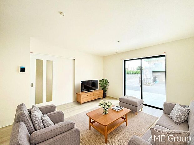 ご家族の賑やかな話し声で包まれる明るいリビング  ※家具はCGです