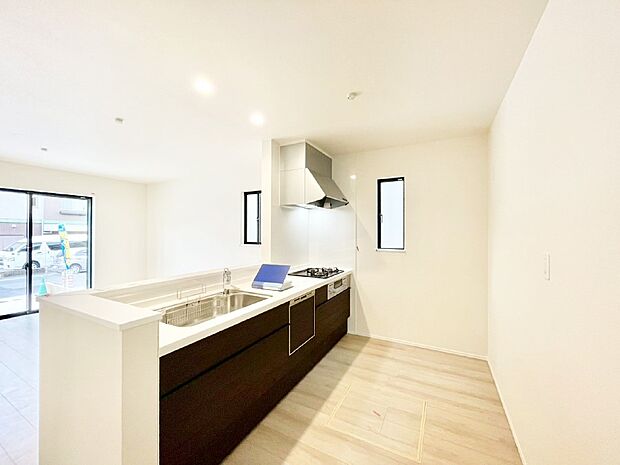 爽やかな風が通り抜けるキッチン。窓があるので明るく換気にも役立ちます。