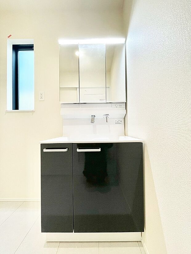 大きく見やすい三面鏡で清潔感ある洗面台は、身だしなみチェックや肌のお手入れにおすすめです。 