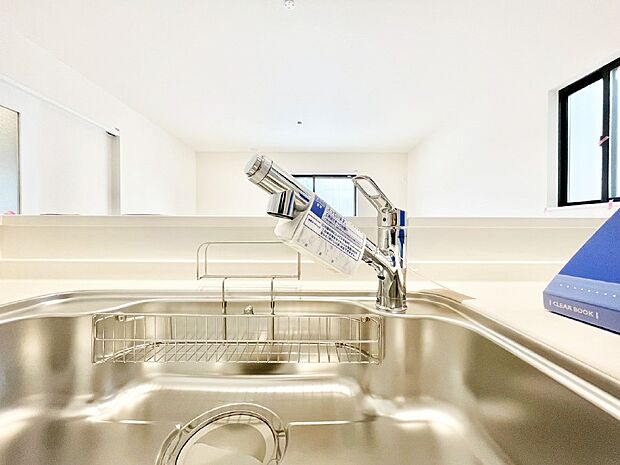 いつでも清潔なおいしいお水を。一つの水栓で水道水と浄水を使い分け。