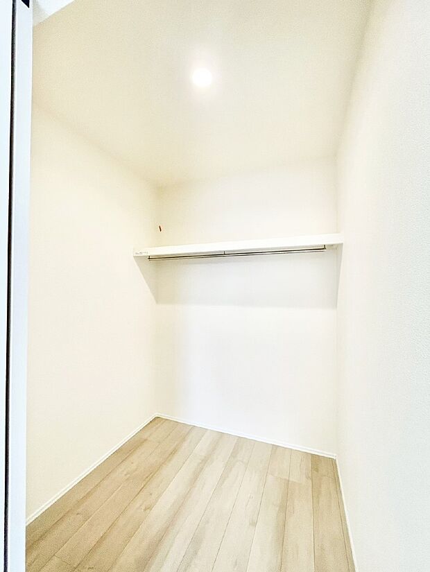 ウォークインクローゼット付きで生活空間を広く利用できます。