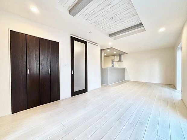 折り上げ天井は立体的な奥行きがあるので、天井が広く見えて開放的な空間を演出できます。