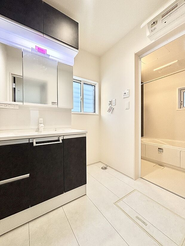 小窓がついているので湿気の多い場所でも換気が十分行えます。毎日の身支度を気持ち良く!