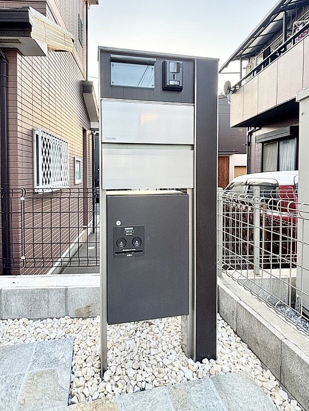 表札・インターホン・ポスト・宅配BOXをひとつに集約。エントランスになじむシンプルデザイン。