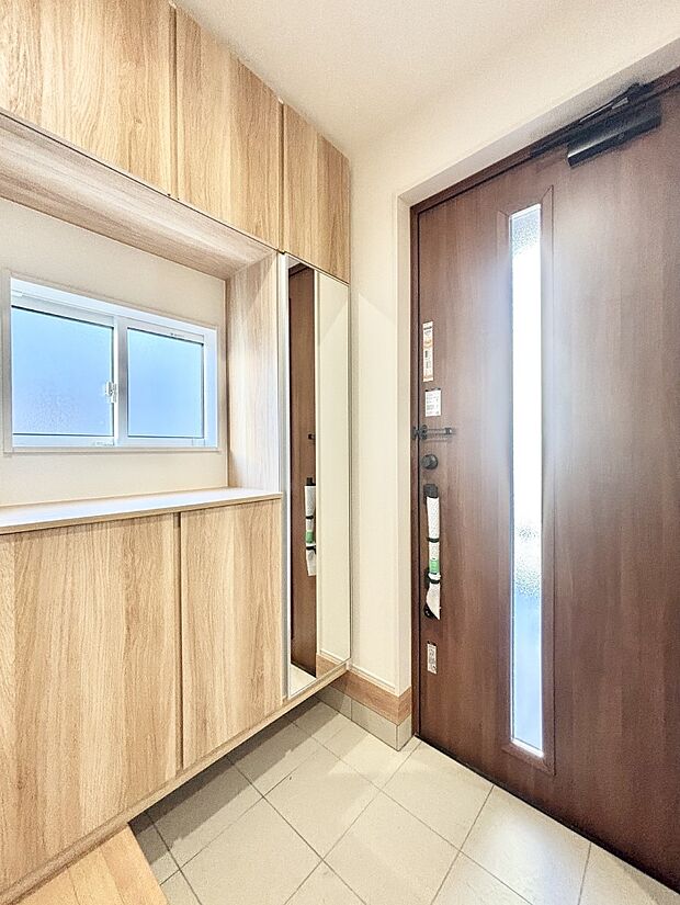 ミラー付きシューズボックスはお出かけ前の身だしなみチェックに便利