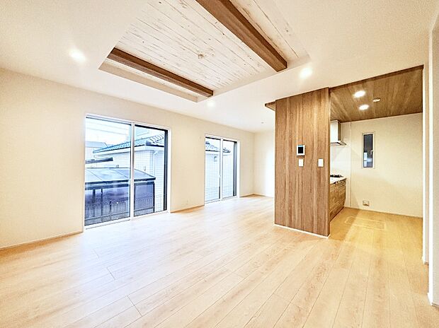 折り上げ天井は立体的な奥行きがあるので、天井が広く見えて開放的な空間を演出できます。  