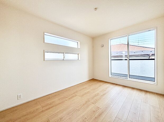 明るいバルコニーサイドに洋室を設置。目覚めの良い寝室に。 